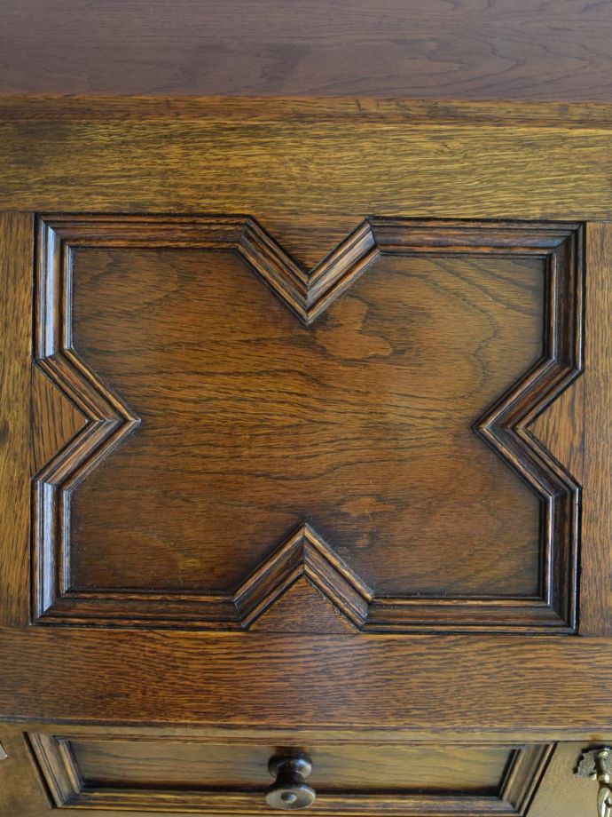 英国アンティーク家具らしい装飾