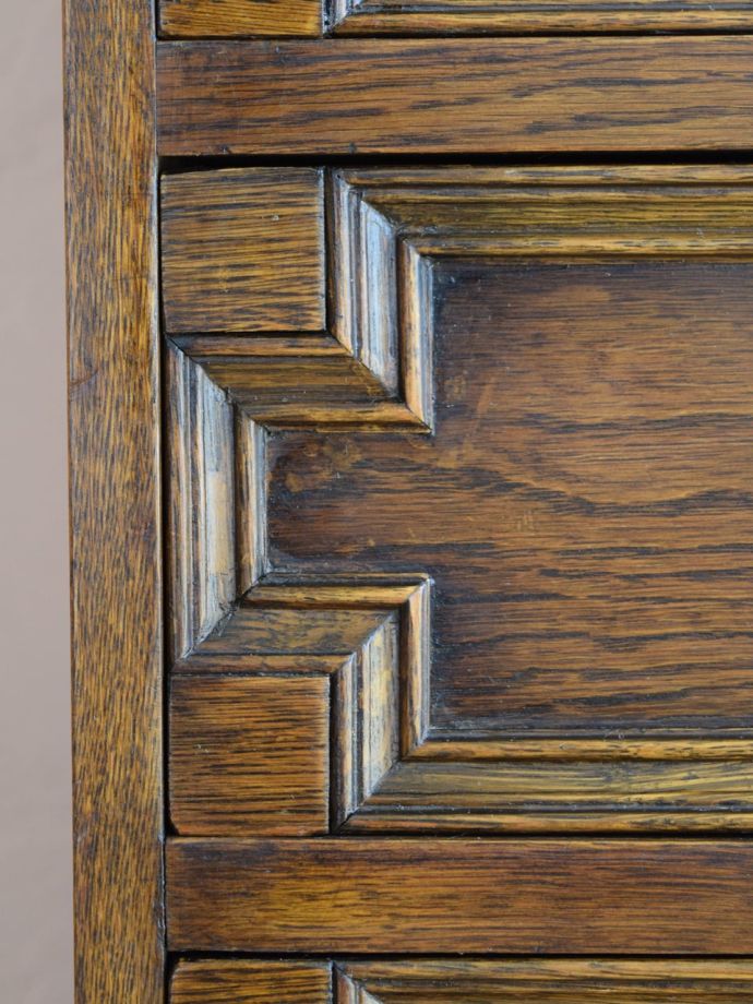 ビューローの華やかな装飾