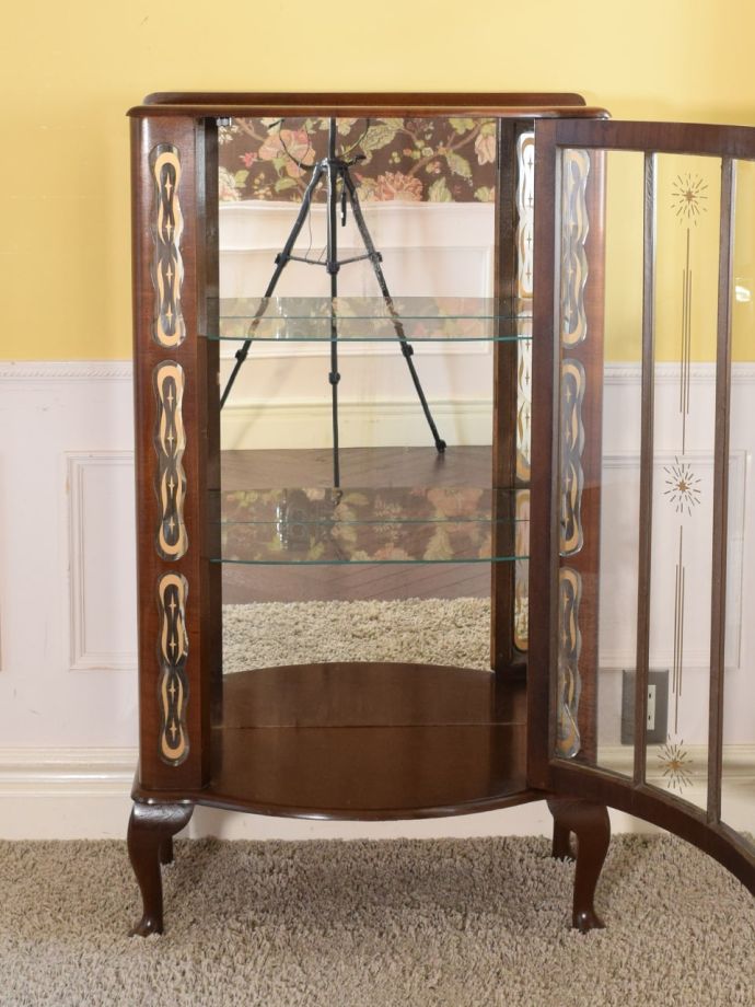 ガラスキャビネットの扉の中