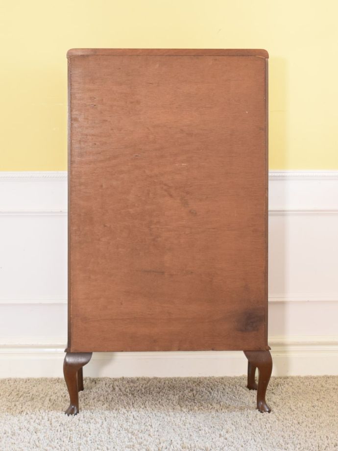 キャビネットの後ろ姿