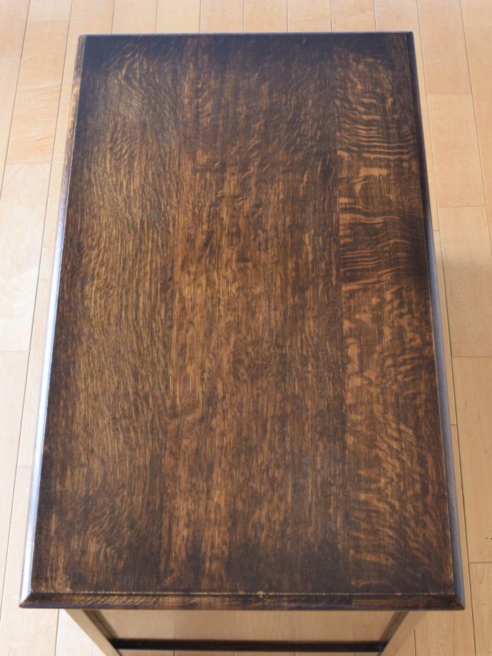 アンティークのブランケットボックスの天板