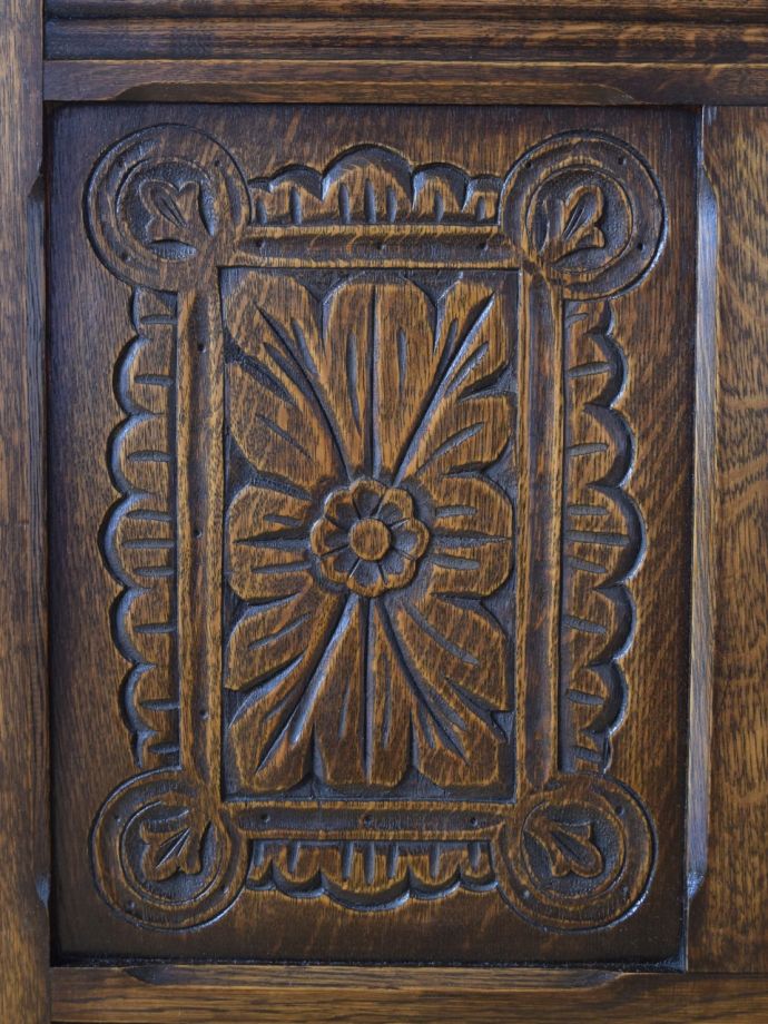 英国アンティーク家具らしい装飾