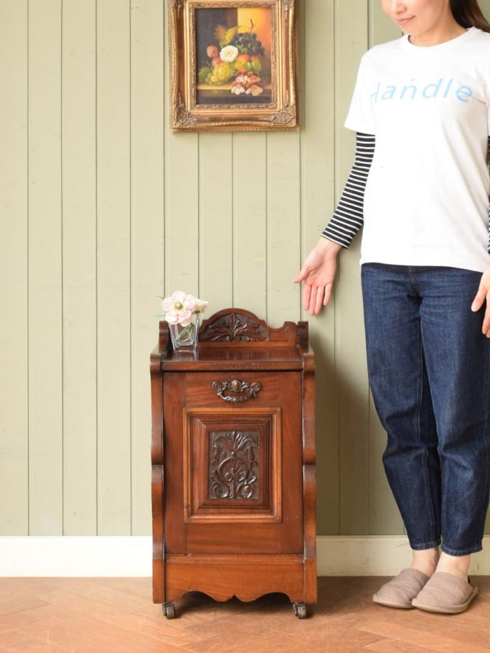 アンティークのサイドキャビネット
