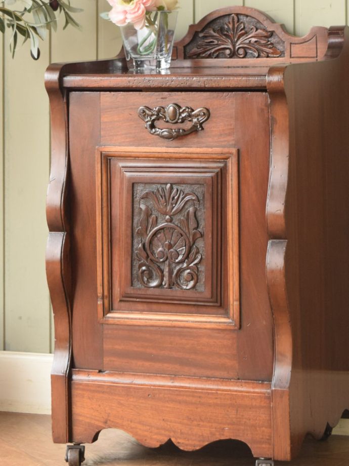 アンティーク家具らしい美しい杢目