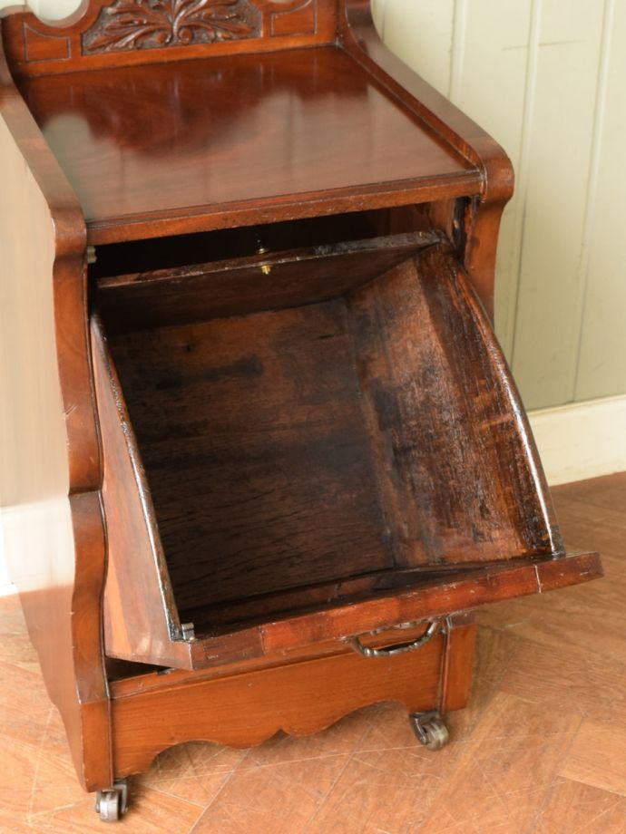 サイドキャビネットの扉の中