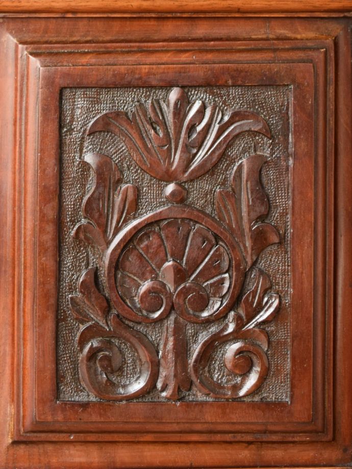 英国アンティーク家具らしい装飾