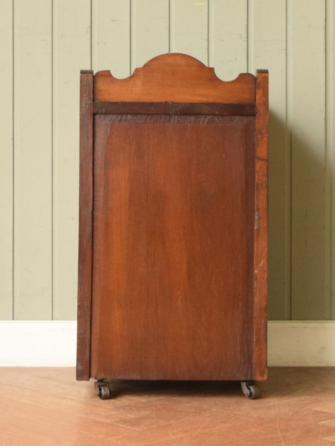 サイドキャビネットの後ろ姿