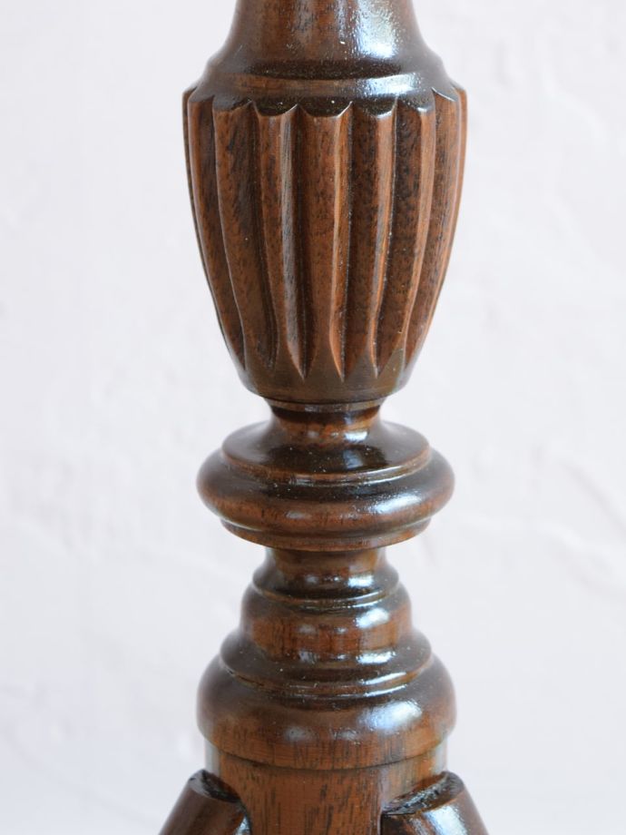 英国アンティーク家具らしい装飾