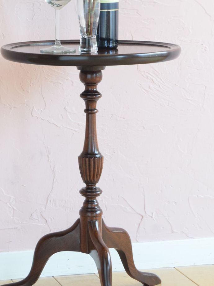 英国スタイルのアンティークテーブル