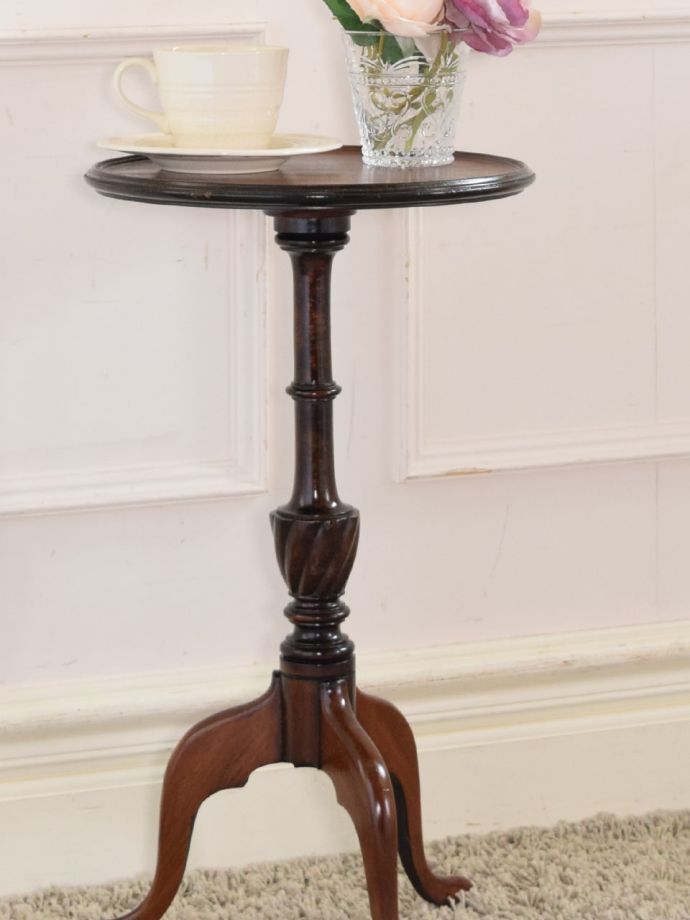 英国スタイルのアンティークテーブル