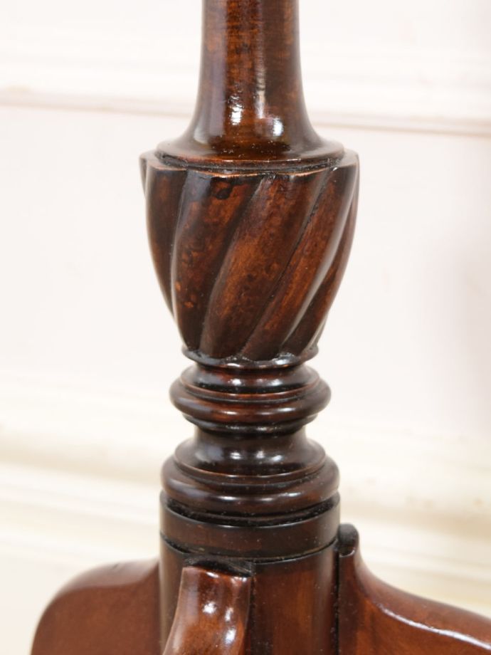 英国アンティーク家具らしい装飾