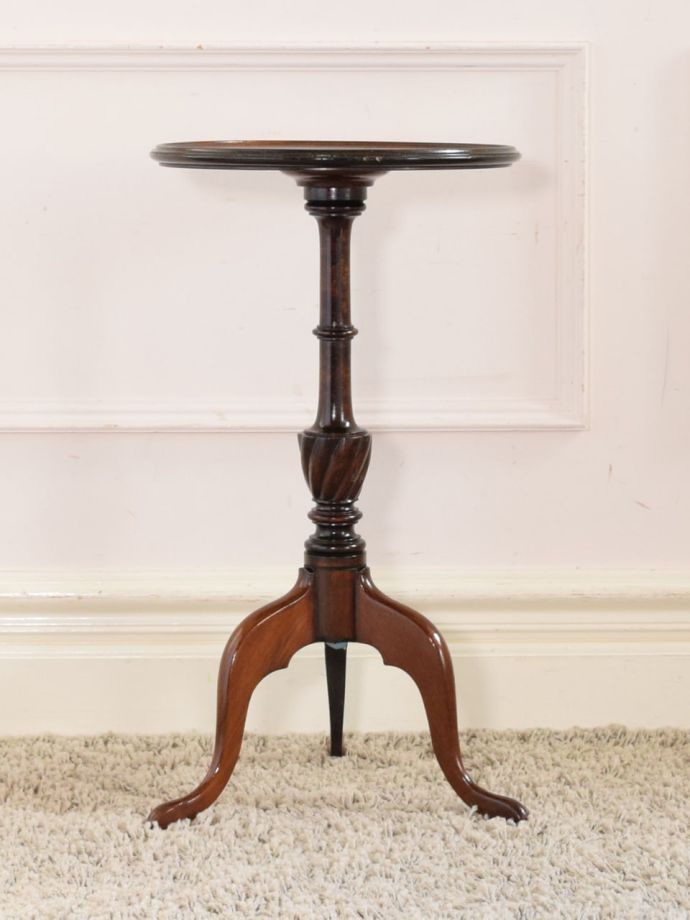 アンティークコーヒーテーブルの側面