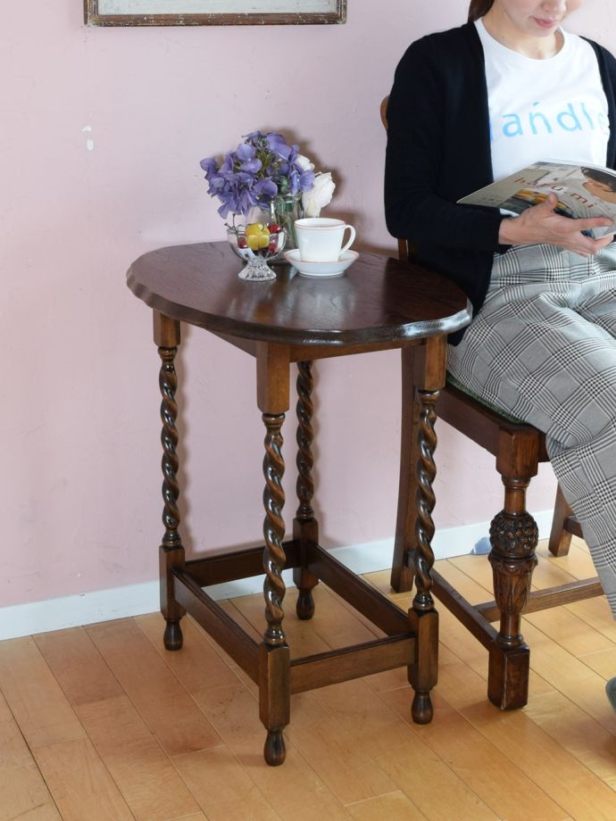 アンティークのオケージョナルテーブル