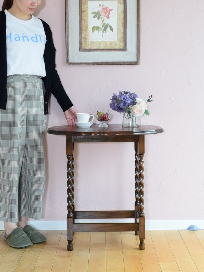 アンティークのオケージョナルテーブル