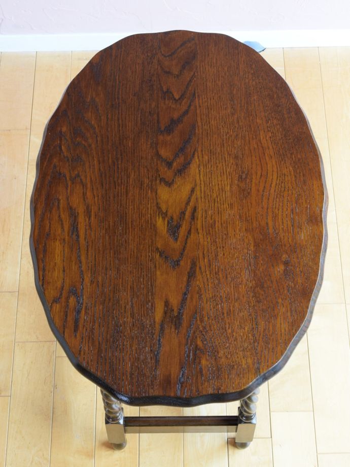 アンティークのサイドテーブルの天板