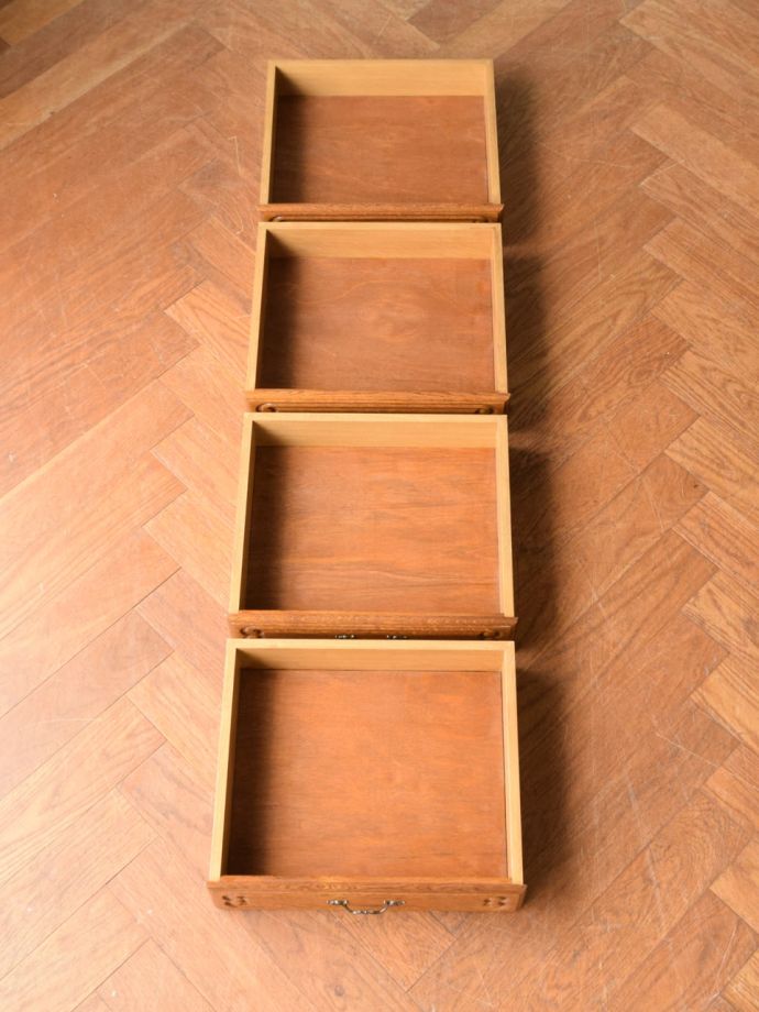 チェストの引き出しの中