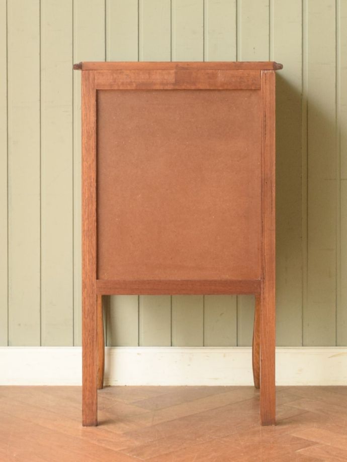 サイドチェストの後ろ姿