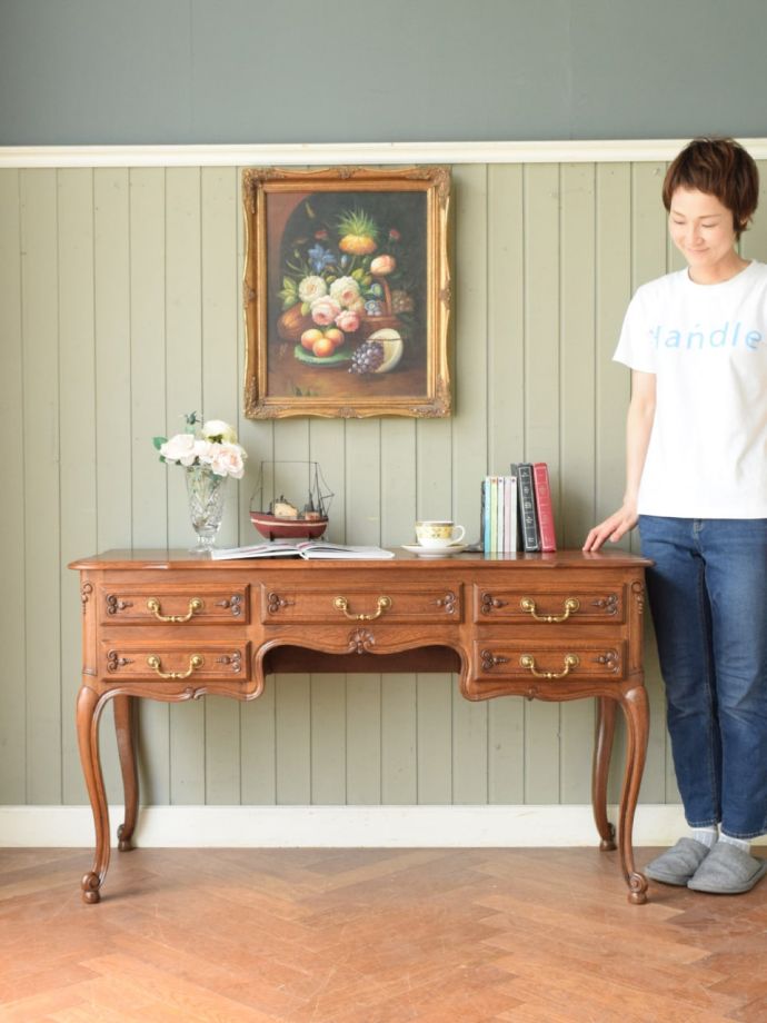 優雅な雰囲気に包まれるエレガントなデスク