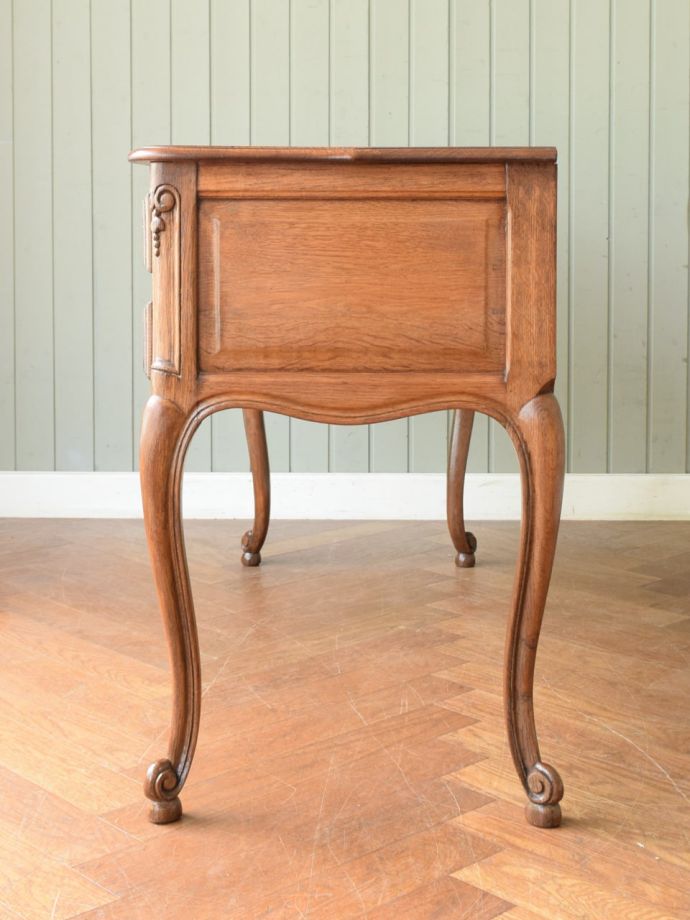 書斎デスクの側面