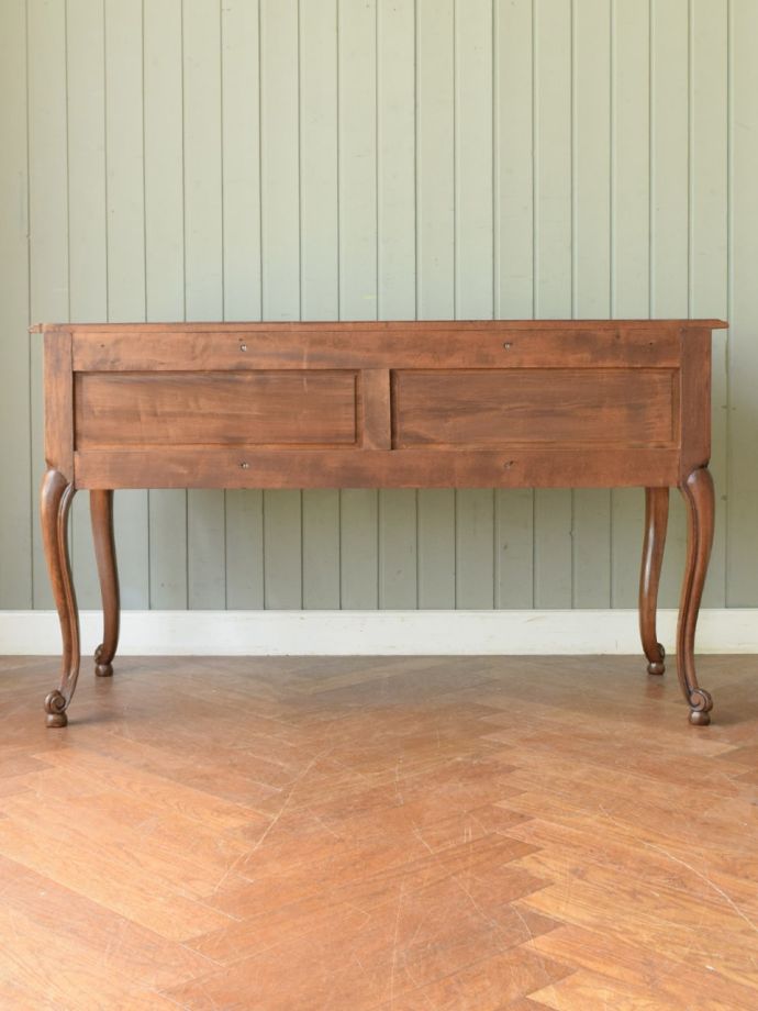 アンティークデスクの後ろ姿