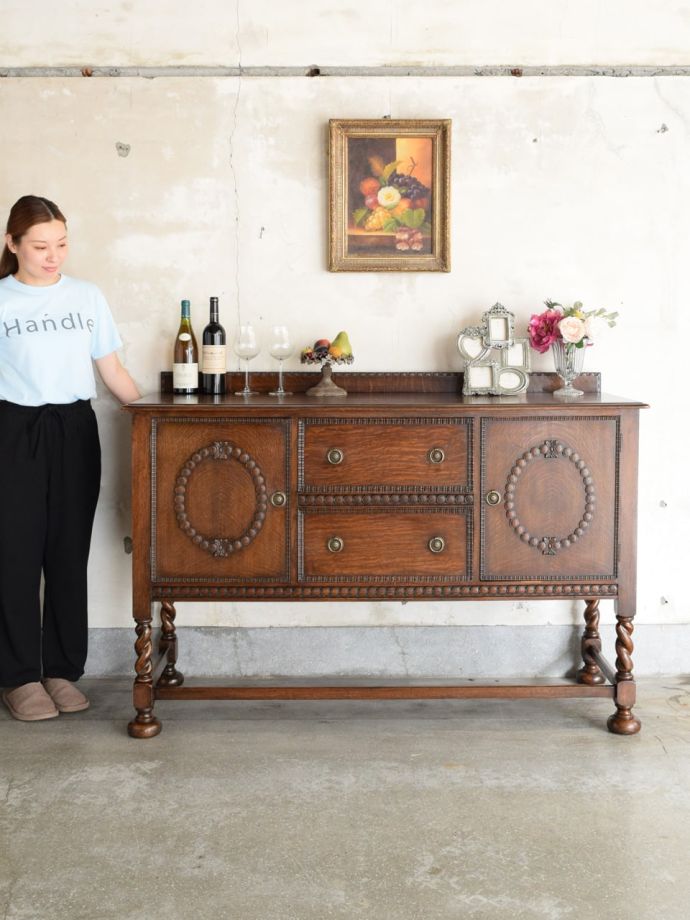 英国アンティークのサイドボード