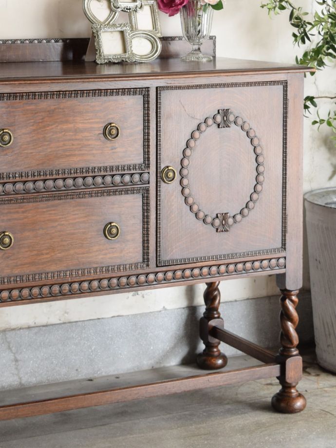 アンティーク家具らしさが漂うサイドボード