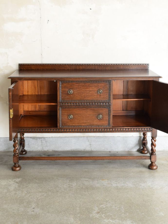 アンティークキャビネットの扉の中