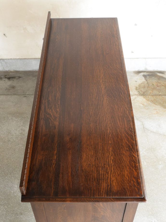 アンティークのサイドボードの天板