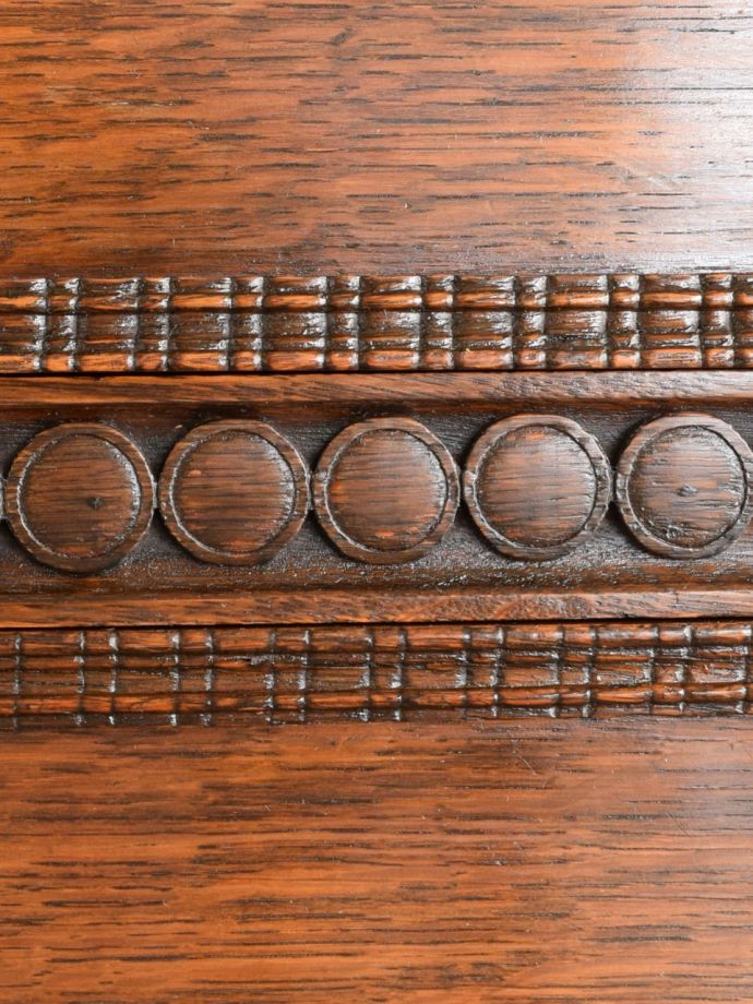 英国アンティーク家具らしい装飾