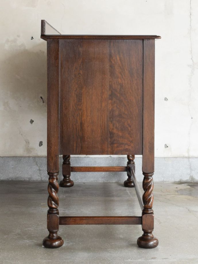 サイドボードの側面