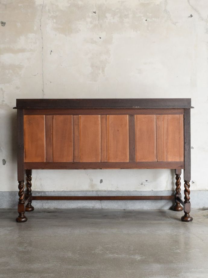 キャビネットの後ろ姿