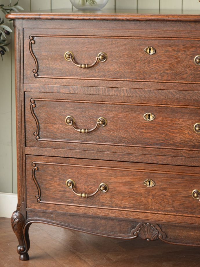 フランスの家具らしい美しいフォルム