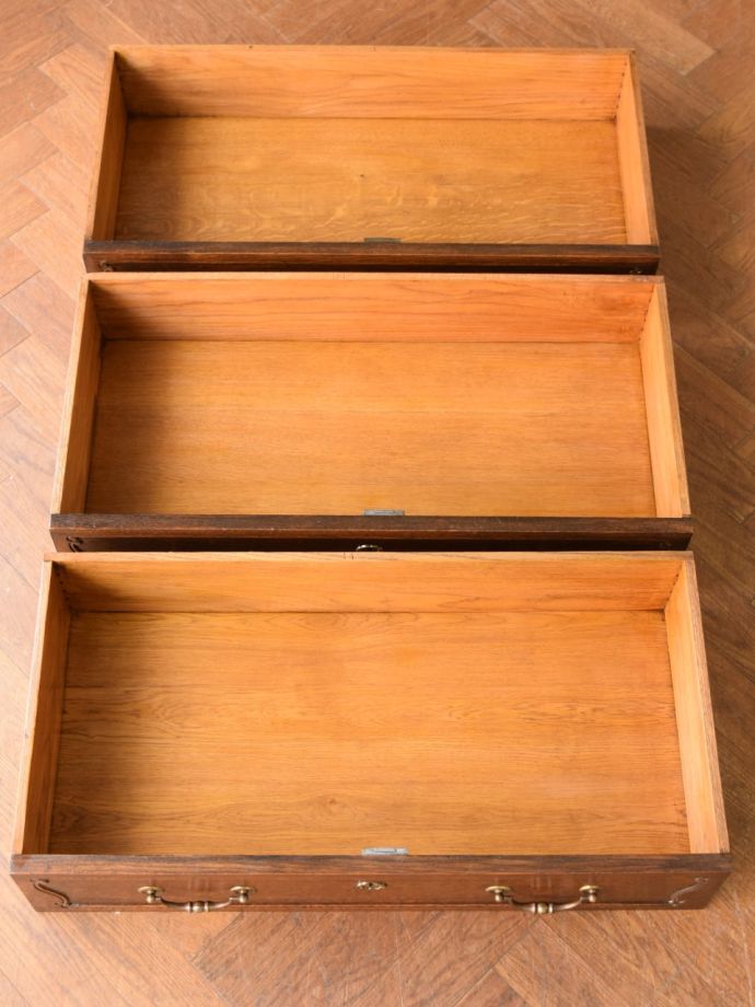 アンティークチェストの引き出しの中