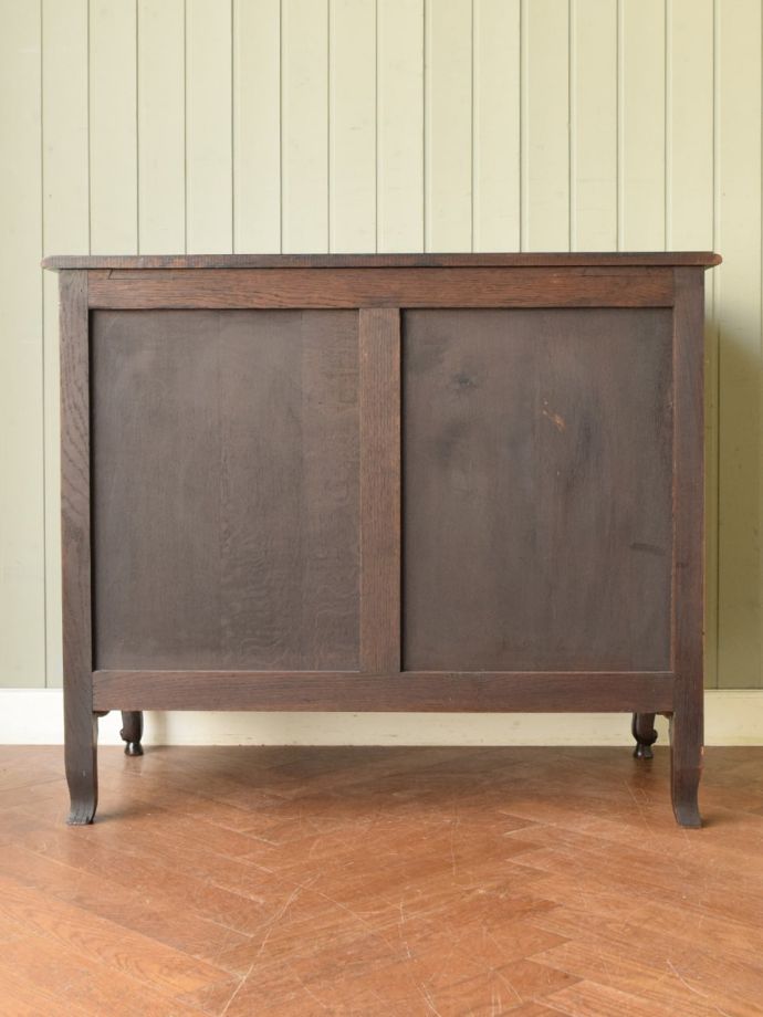 チェストの後ろ姿