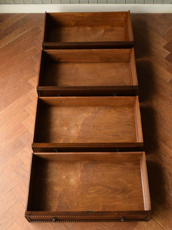 アンティークチェストの引き出しの中