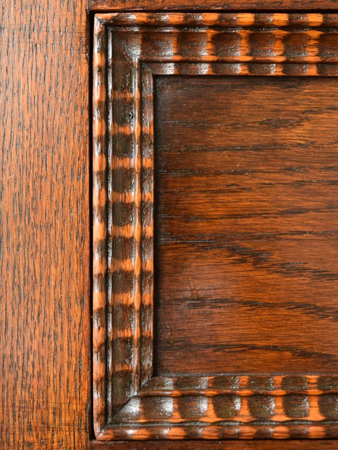 アンティークチェストの彫