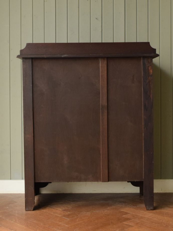 アンティークチェストの後ろ姿