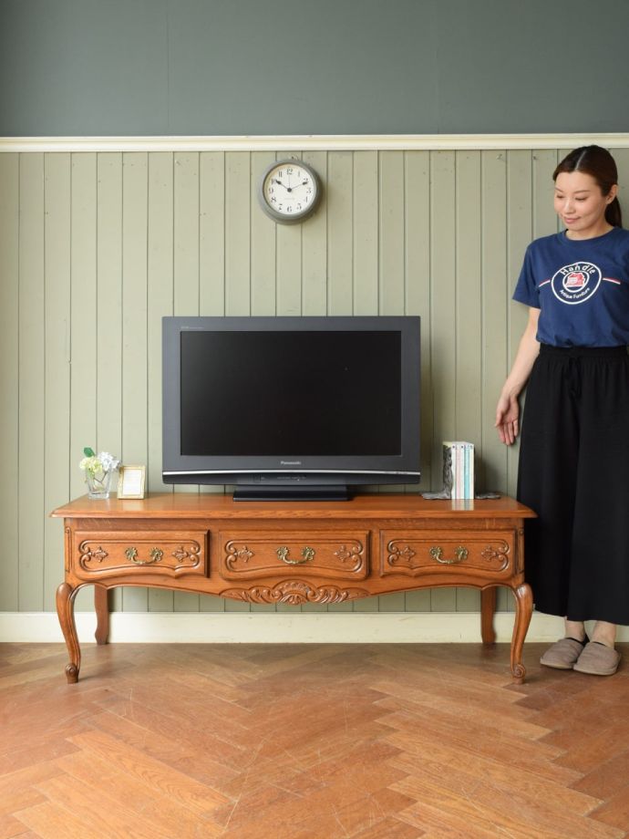 フランスの優雅なサイドボード