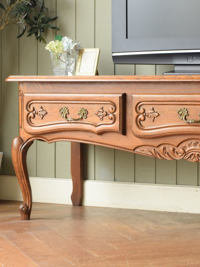 フランスのアンティークらしい美しい彫