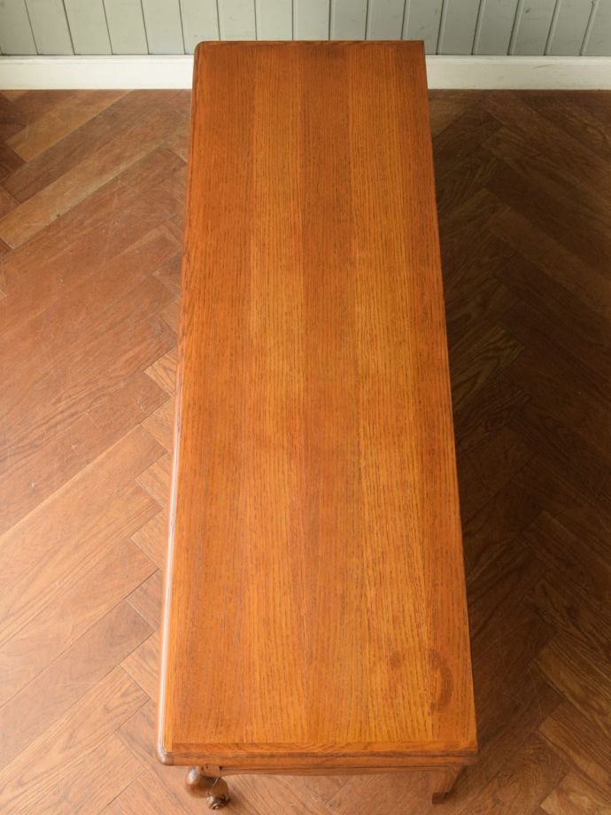 アンティークのサイドボードの天板