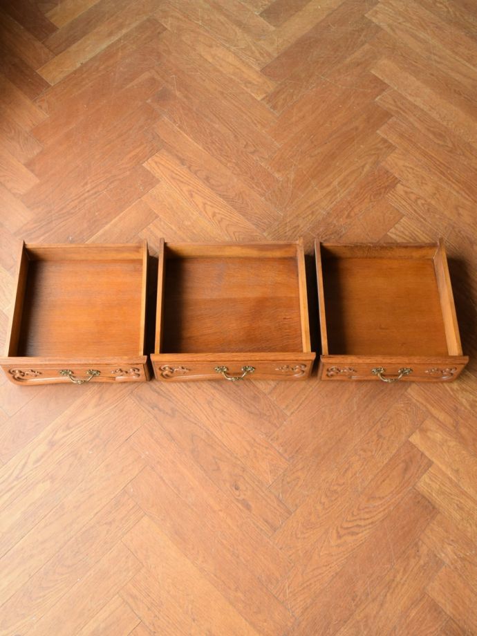 サイドボードの引き出しの中