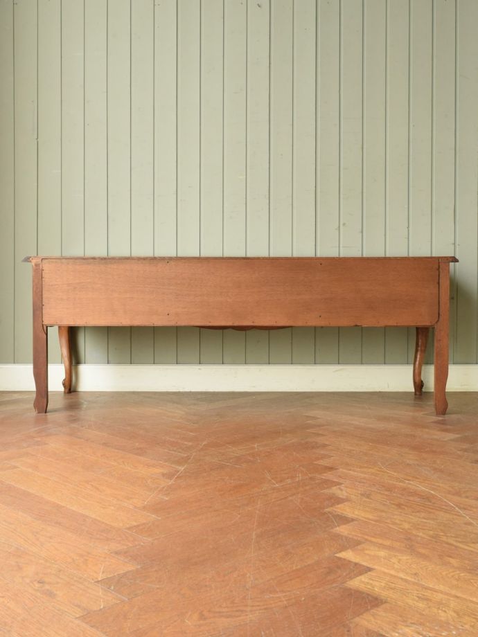 サイドボードの後ろ姿