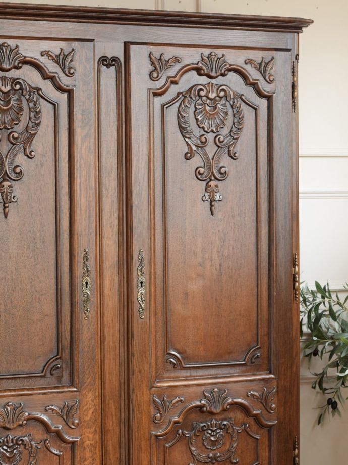 フランスから届いた優雅なアンティークのキャビネット、豪華な彫りが