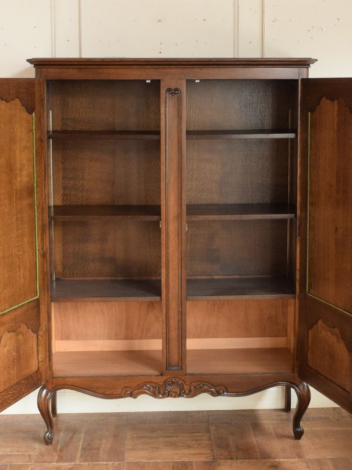 フランスから届いた優雅なアンティークのキャビネット、豪華な彫りが