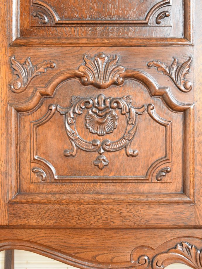 フランスから届いた優雅なアンティークのキャビネット、豪華な彫りが