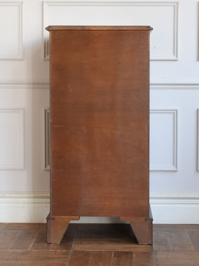 アンティークチェストの後ろ姿