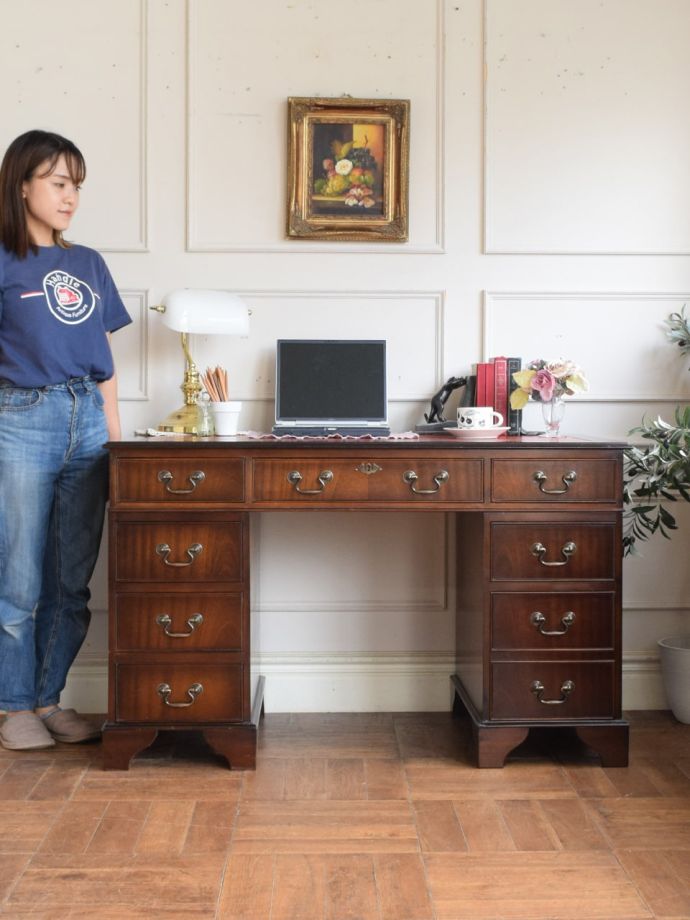 英国アンティークのデスク