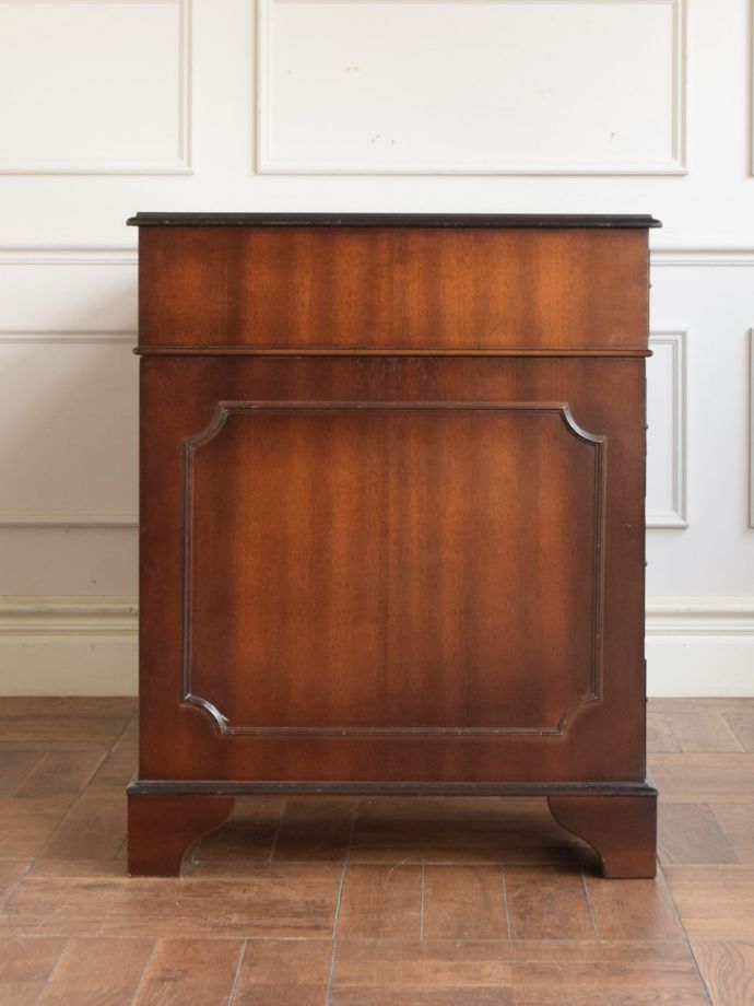 書斎デスクの側面