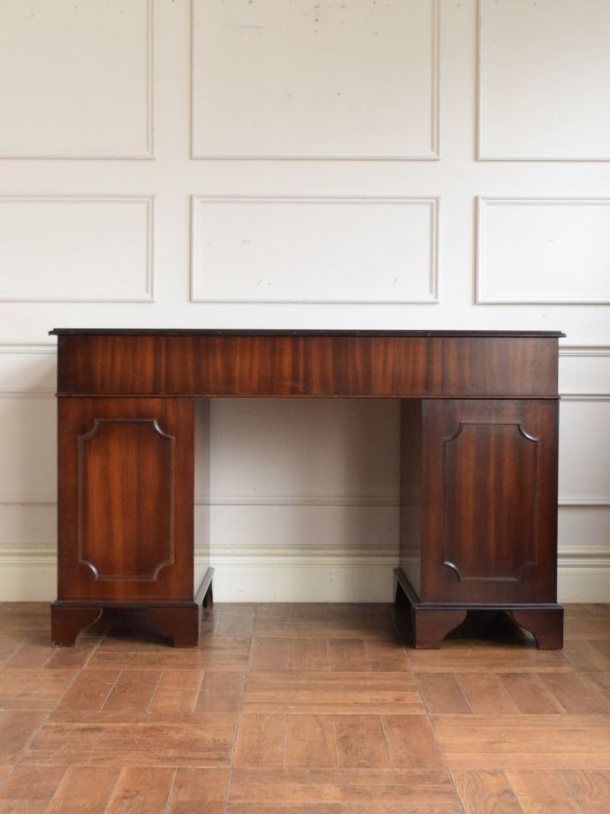 アンティークデスクの後ろ姿