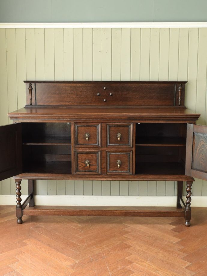 アンティークキャビネットの扉の中